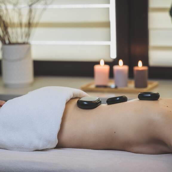 Masaż gorącymi kamieniami