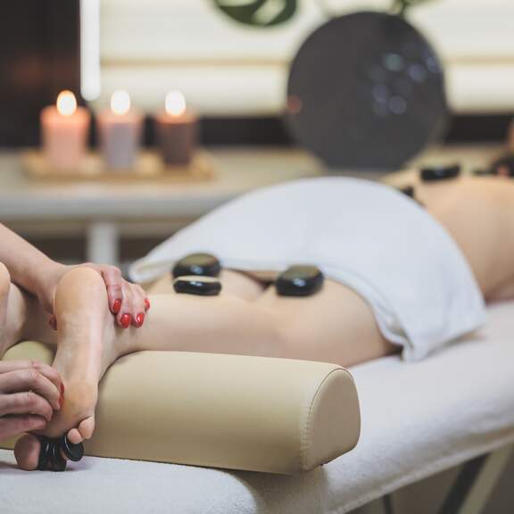 Masaż gorącymi kamieniami